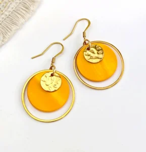 boucles d oreilles femme cercle or nacre jaune idee cadeau original pour femmes leonie et france eshop de bijoux de createurs francais mode