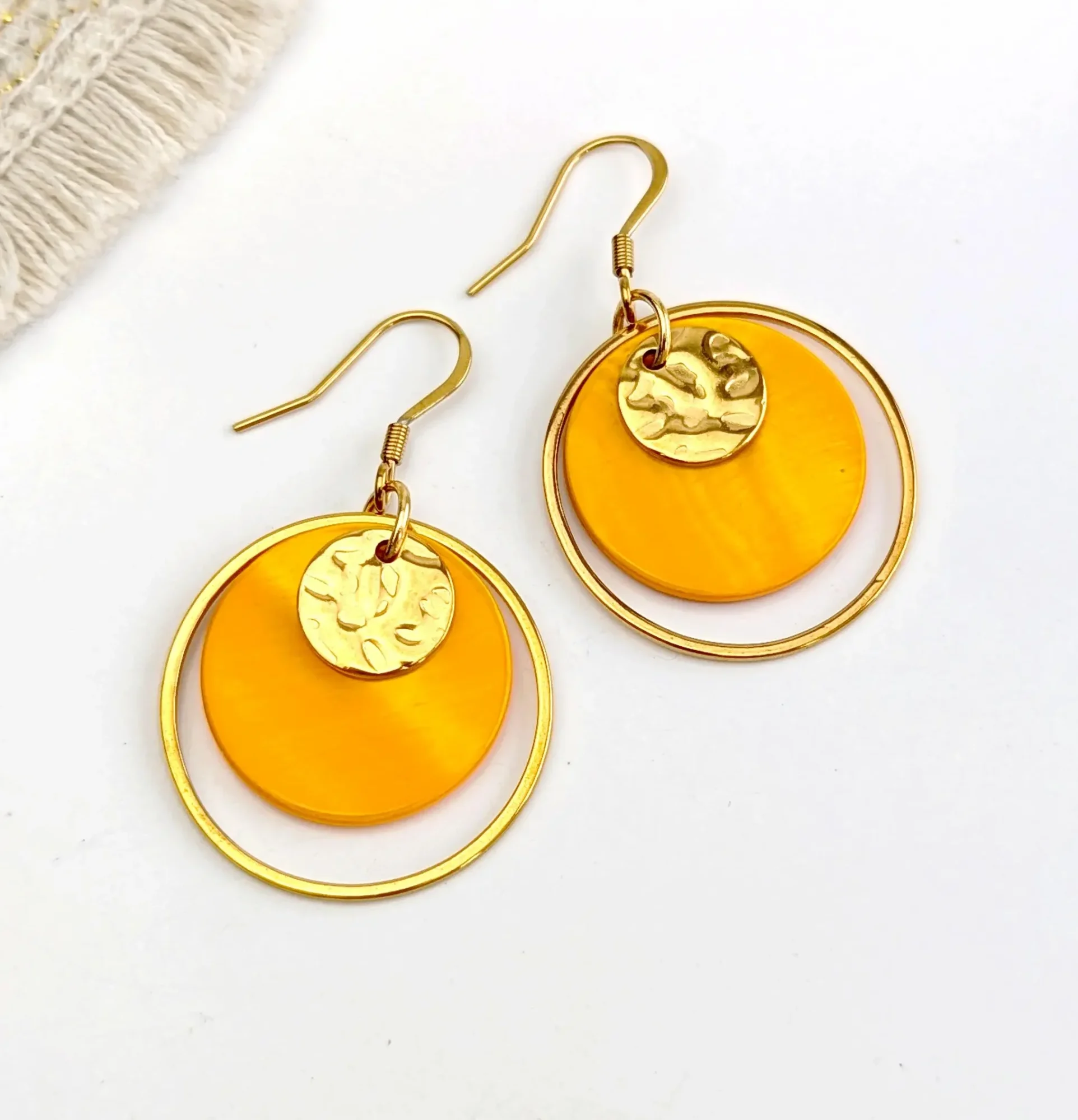 boucles d oreilles femme cercle or nacre jaune idee cadeau original pour femmes leonie et france eshop de bijoux de createurs francais mode