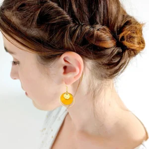 boucles d oreilles femme cercle or nacre jaune orange idee cadeau original pour femmes leonie et france eshop de bijou de createur francais