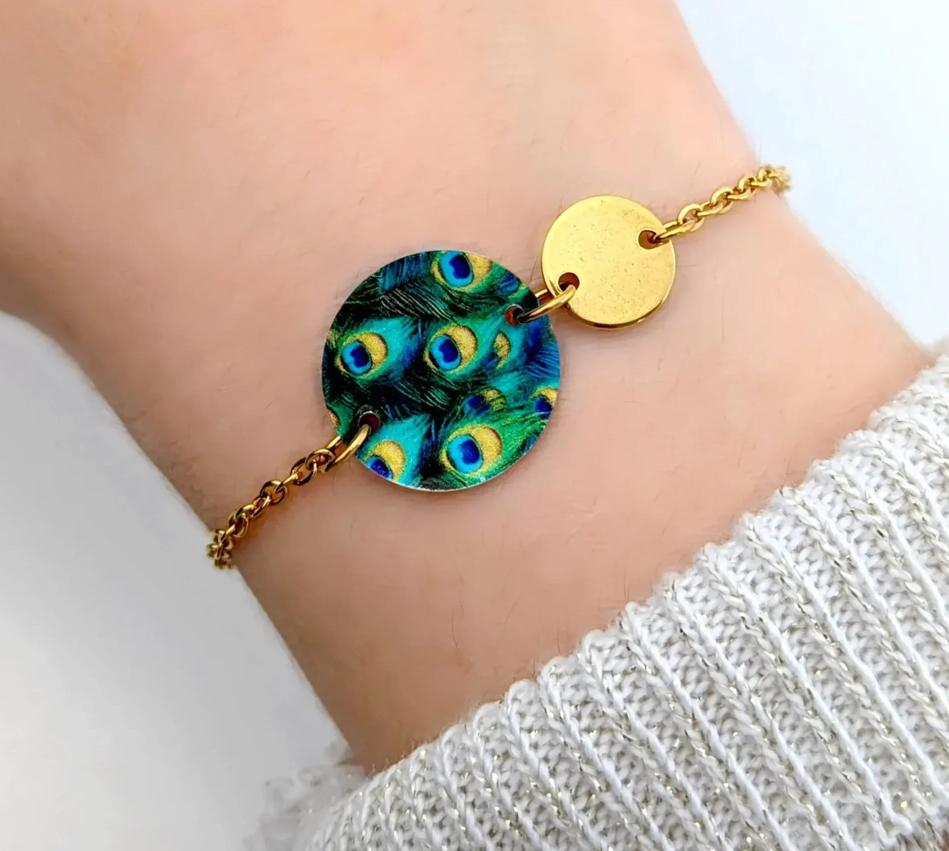 bracelet chaine or pastille bleu paon idee cadeau original pour femme leonie et france eshop de bijou de createur francais