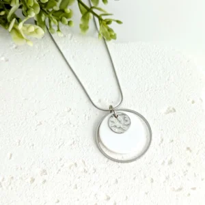 collier femme argent mi long pendentif rond nacre blanche sequin martele leonie et france eshop de bijoux de createurs francais