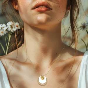 collier femme mi long pendentif rond nacre blanche sequin martele leonie et france eshop de bijou de createur francais