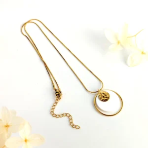 collier femme mi long pendentif rond nacre blanche sequin martele leonie et france eshop de bijou de createur francais mode