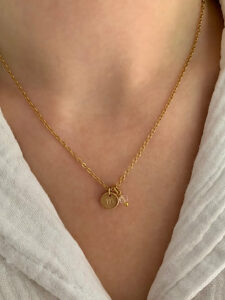 collier femme or chaine fine pendentif lettre gravee pierre de naissance idee cadeau original personnalisable pour femmes leonie et france eshop de bijoux de createurs francais