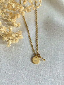 collier femme or chaine fine pendentif lettre gravure personnalisable pierre de naissance idee cadeau original pour femmes leonie et france eshop de bijoux de createurs francais