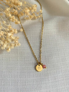 collier femme or chaine fine pendentif lettre gravure personnalisee pierre de naissance idee cadeau original pour femmes leonie et france eshop de bijou de createur francais