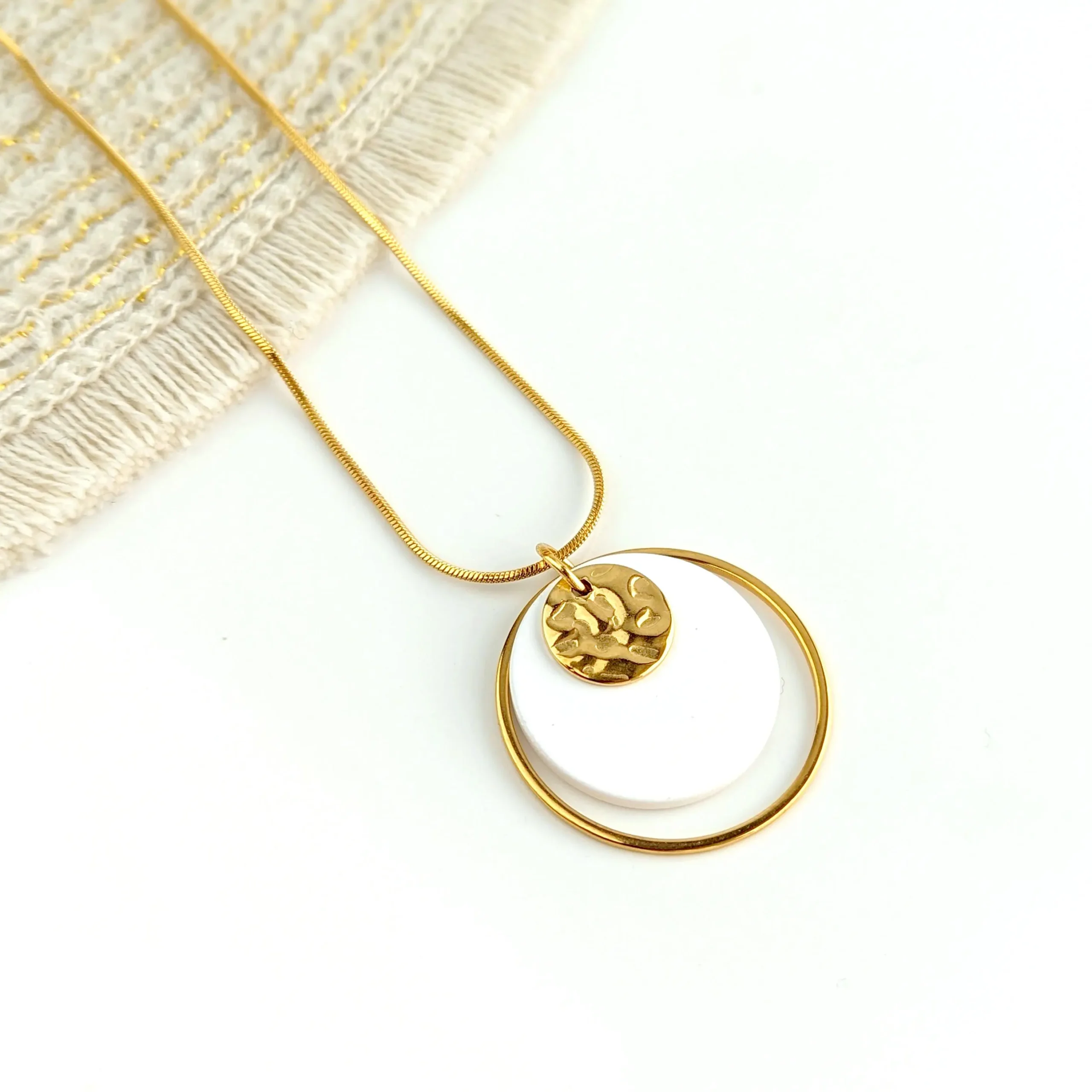 collier femme or mi long pendentif rond nacre blanche sequin martele leonie et france eshop de bijoux de createurs francais