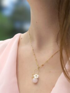 hirondellebijoux collier rose fleur blanche dazphné porté